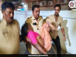एम्बुलेंस आने में हुई देर, घायल बुजुर्ग महिला को गोद में उठाकर अस्पताल पहुंचा पुलिस कांस्टेबल, जीता लोगों का दिल एम्बुलेंस आने में हुई देर, घायल बुजुर्ग महिला को गोद में उठाकर अस्पताल पहुंचा पुलिस कांस्टेबल, जीता लोगों का दिल