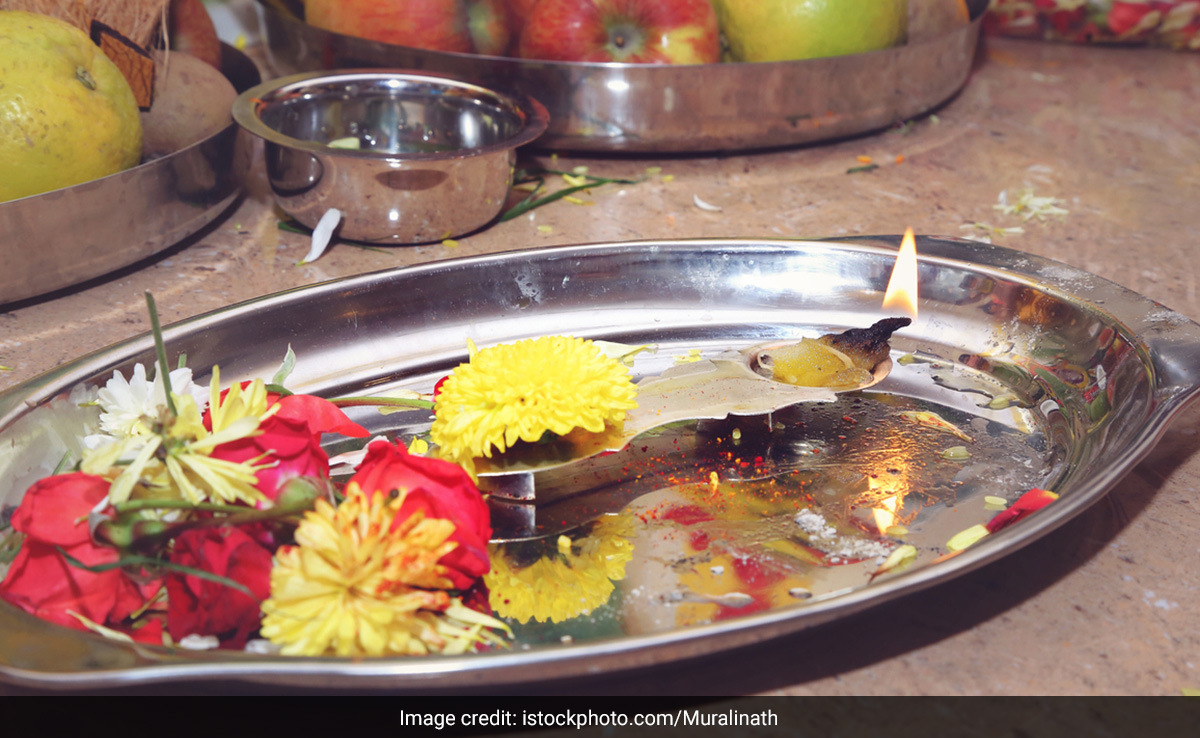 पूजा के बचे हुए फूल फेंकने के बजाय कुछ इस तरह कर लें इस्तेमाल, कूड़ेदान में नहीं फेंकना पड़ेगा इन्हें