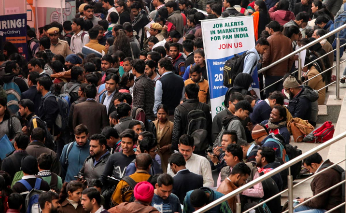 MP में पहली बार EVM का बटन दबाएंगे 50 लाख युवा, रोजगार के लिए किस पर करेंगे भरोसा?