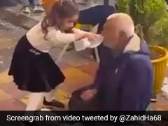 गरीब बुजुर्ग को बच्ची ने पिलाया पानी, पिता ने इस तरह दिखाया प्यार, सोशल मीडिया पर हो रही तारीफ