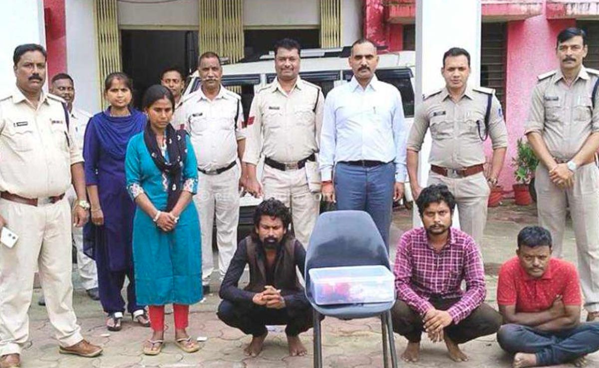 गुप्त पूजा के नाम पर ढाई लाख ठगे, पुलिस ने आरोपियों को माल सहित दबोचा