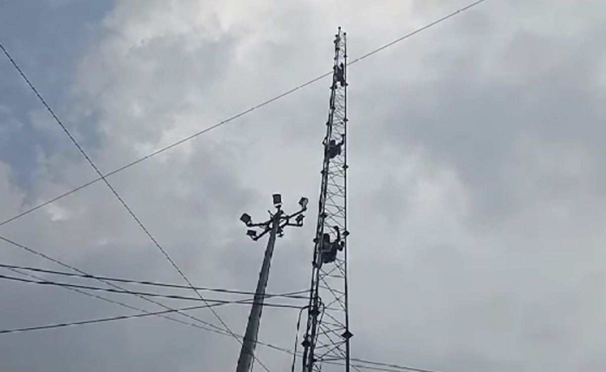 ग्वालियर : शोले फिल्म का वीरू बना युवक ! अपने मोबाइल के लिए मोबाइल टॉवर पर चढ़ा