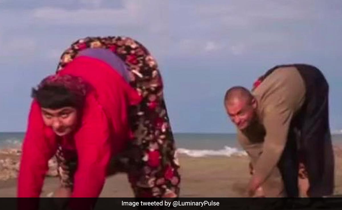 जानवरों की तरह हाथ और पैरों से चलते हैं यहां के लोग, ये है अजीबोगरीब वजह!
