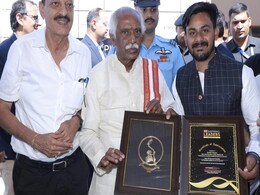 हरियाणा के राज्यपाल बंडारू दत्तात्रेय ने युवा उद्यमी सुशील तिवारी को किया सम्मानित हरियाणा के राज्यपाल बंडारू दत्तात्रेय ने युवा उद्यमी सुशील तिवारी को किया सम्मानित