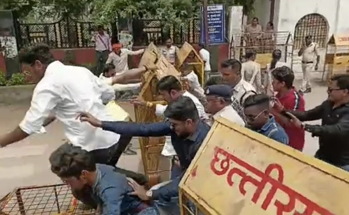 राजनांदगांव : PM आवास योजना के हितग्राही की खुदकुशी को लेकर हंगामा, सड़क पर उतरी बीजेपी