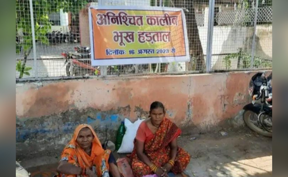 छतरपुर: दबंगों का बुजुर्ग महिला की जमीन पर कब्जा, बेटी के साथ बैठी बेमियादी हड़ताल पर