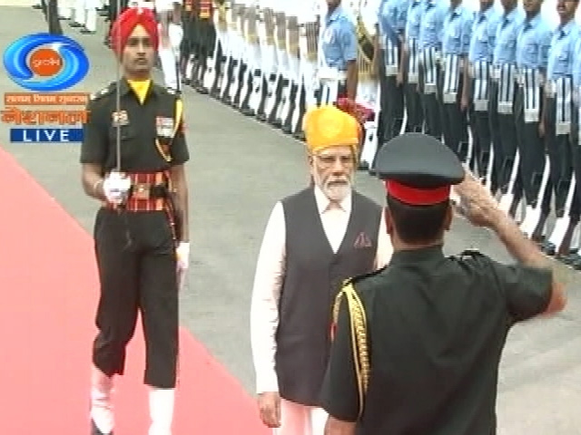 PM Narendra Modi Inspects The Guard Of Honour At Red Fort