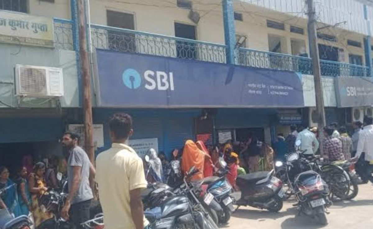 अनूपपुर : बैंक में उपभोक्ता के थैले को काटकर 50 हजार रुपये की चोरी, पुलिस छानबीन में जुटी