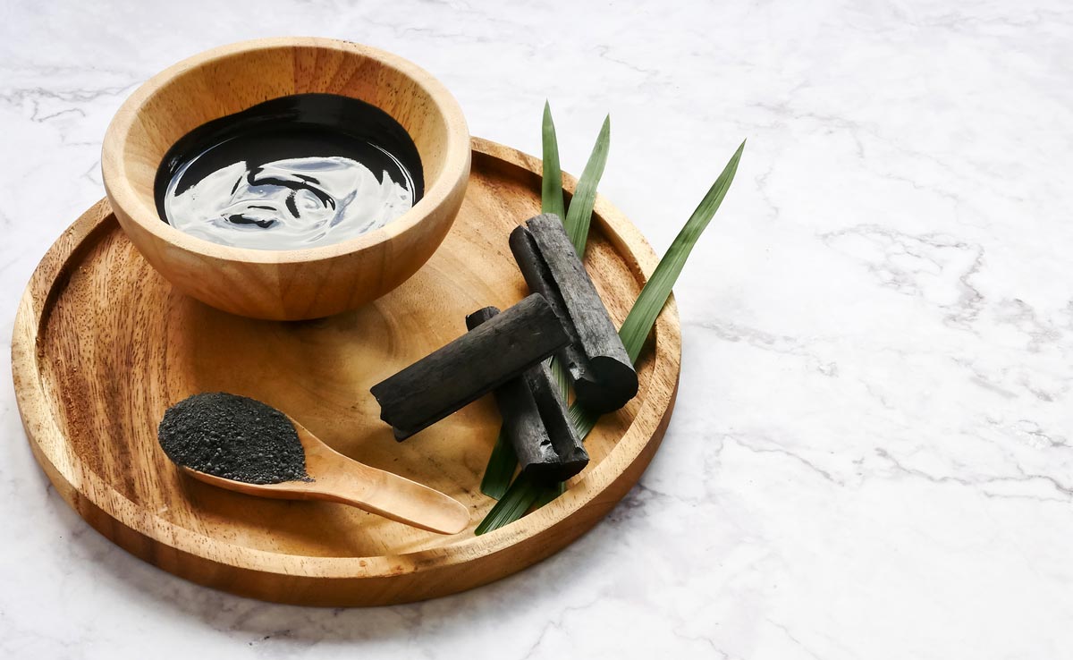 बाल हो रहे हैं कमजोर तो एक्टिवेटेड चारकोल दिखाएगा कमाल, तेजी से बढ़ने लगेंगे हेयर