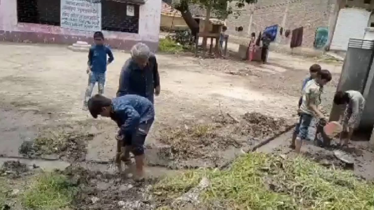 उज्जैन: स्कूल में बच्चों से टॉयलेट साफ करवा रहे थे शिक्षक, VIDEO वायरल