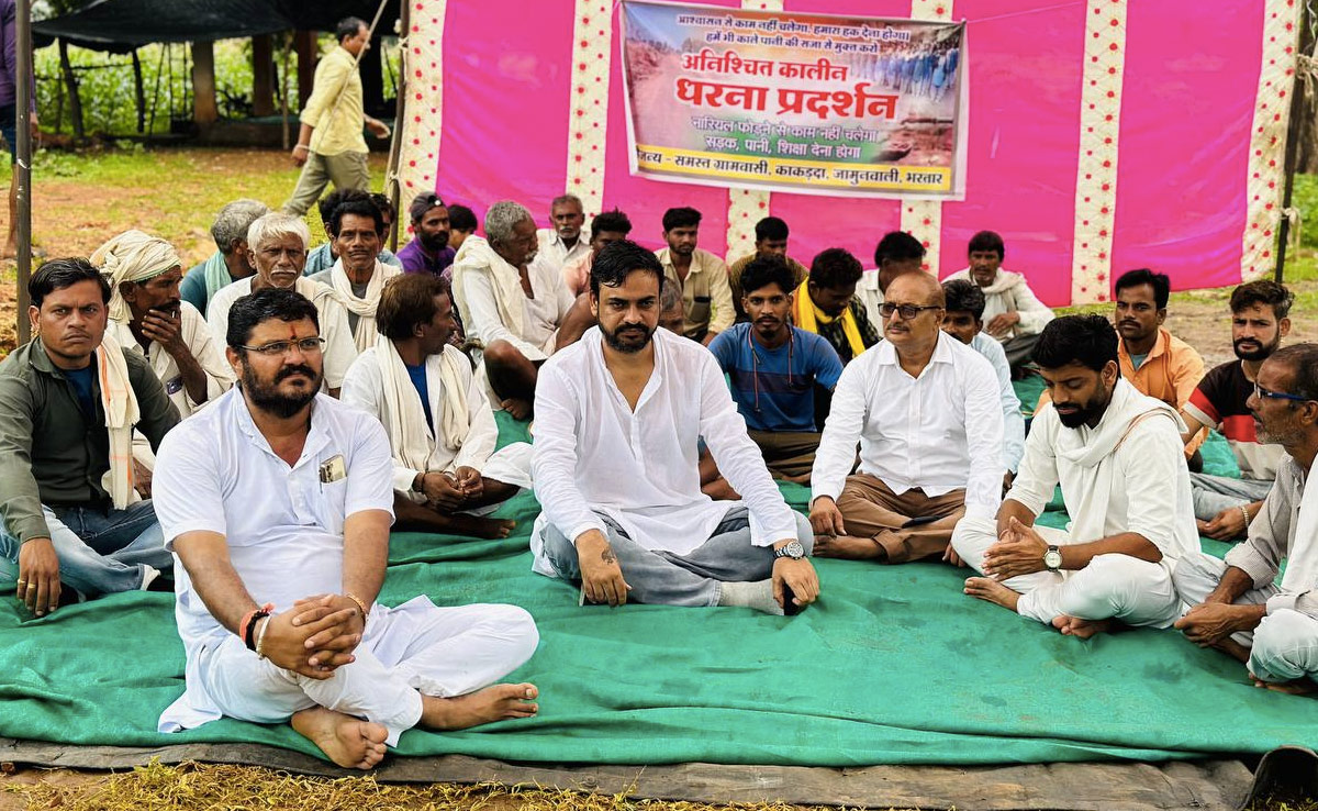 हरदा : गांव में रोड, स्कूल और अस्पताल जैसी सुविधाओं के लिए लोगों ने किया प्रदर्शन