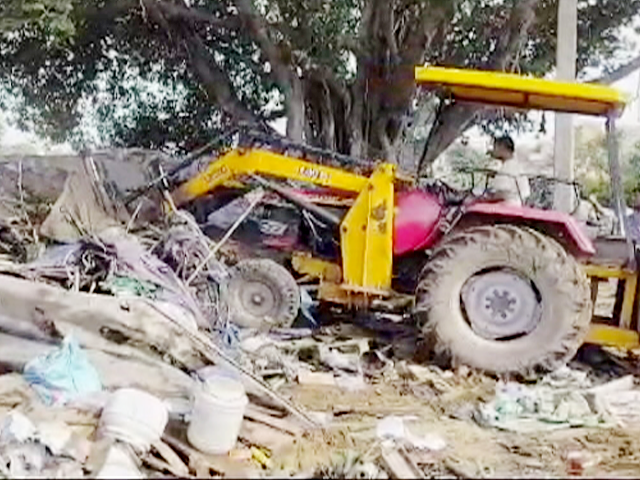 Nuh Violence: नूंह में एक्शन में प्रशासन, भारी सुरक्षा के बीच गिराई गईं अवैध झुग्गियां