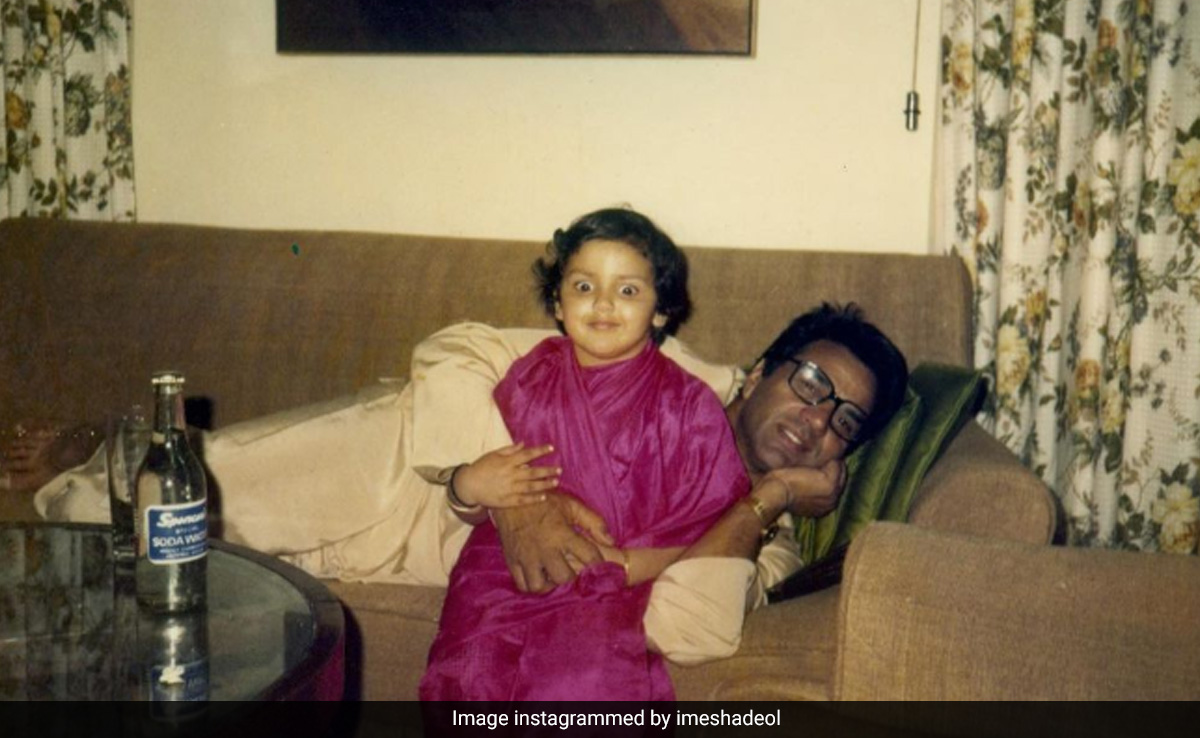No Kidding, That's Dharmendra With Little Esha Deol In Epic '80s Throwback