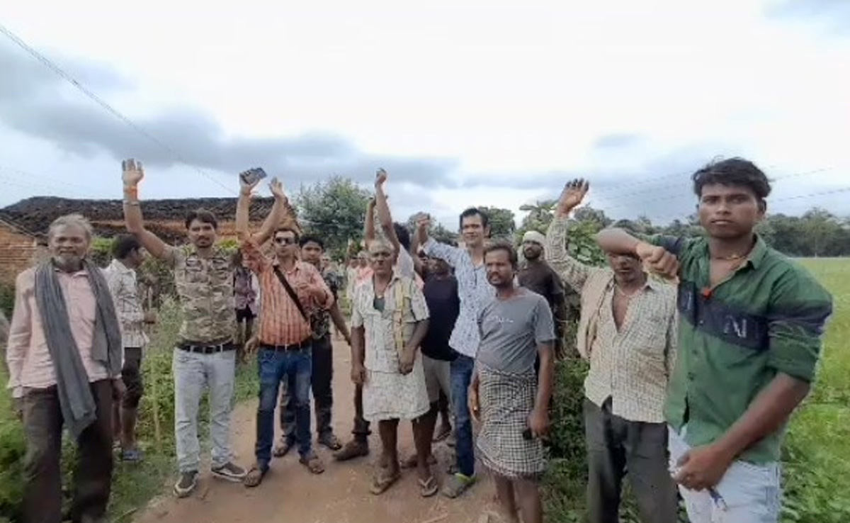 छतरपुर : "रोड नहीं तो वोट नहीं" सरकार की अनदेखी से गांव वालों ने चलाया अभियान