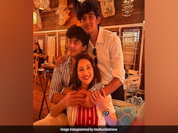 माधुरी दीक्षित ने बेटे अरिन और रयान संग शेयर की PICS, फैंस की टिक गई नजरें माधुरी दीक्षित ने बेटे अरिन और रयान संग शेयर की PICS, फैंस की टिक गई नजरें