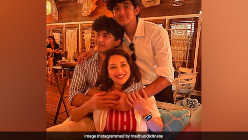 आपने इतनी फनी एक्टिंग क्यों की... इस फिल्म के गाने को देख माधुरी दीक्षित के बेटे ने मां के लिए लिखा नोट