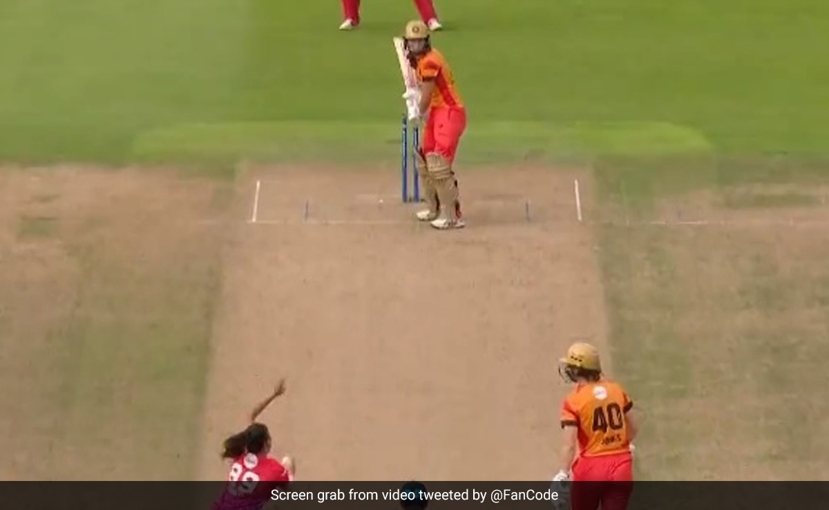 जीत के लिए चाहिए थे 4 गेंद में 3 रन, फिर गेंदबाज ने हैट्रिक विकेट लेकर बदल दिया मैच, ऐसा था रोमांच, Video