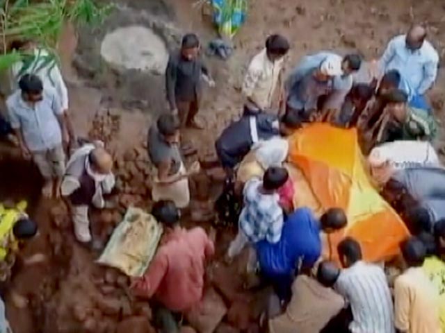 महाराष्ट्र : महीने भर गड्ढे में रखा बेटी का शव, न्याय के लिए माता-पिता ने किया संघर्ष