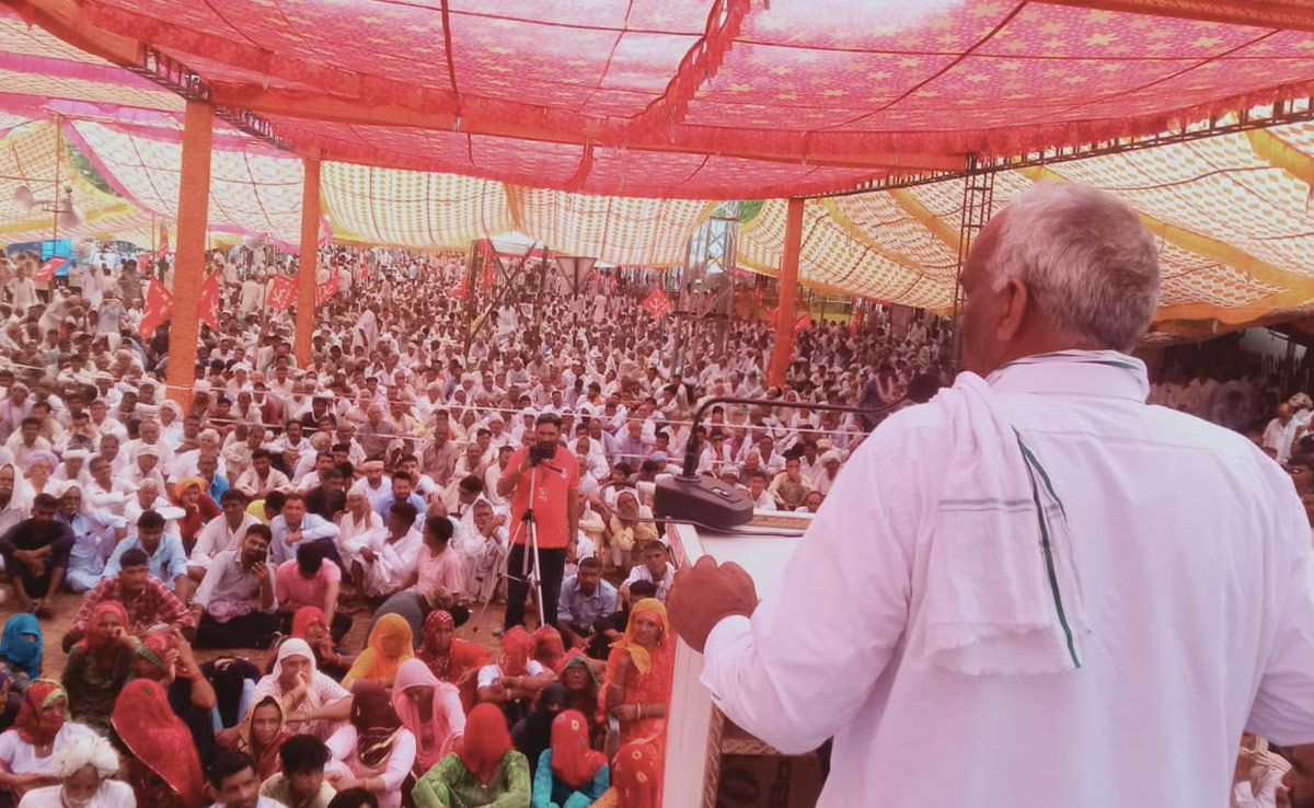 चूरू में 2 जून से धरना पर बैठे किसान हुए उग्र, कलेक्टर आवास के सामने किया सड़क जाम