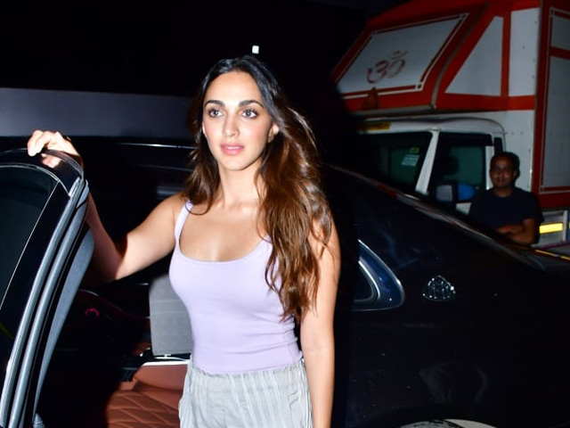 कियारा आडवाणी ने प्यारी मुस्कान के साथ क्लिक कराई फोटोज