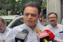 कर्नाटक में अधिकारियों के तबादले को लेकर मंत्री-विधायक आमने-सामने कर्नाटक में अधिकारियों के तबादले को लेकर मंत्री-विधायक आमने-सामने