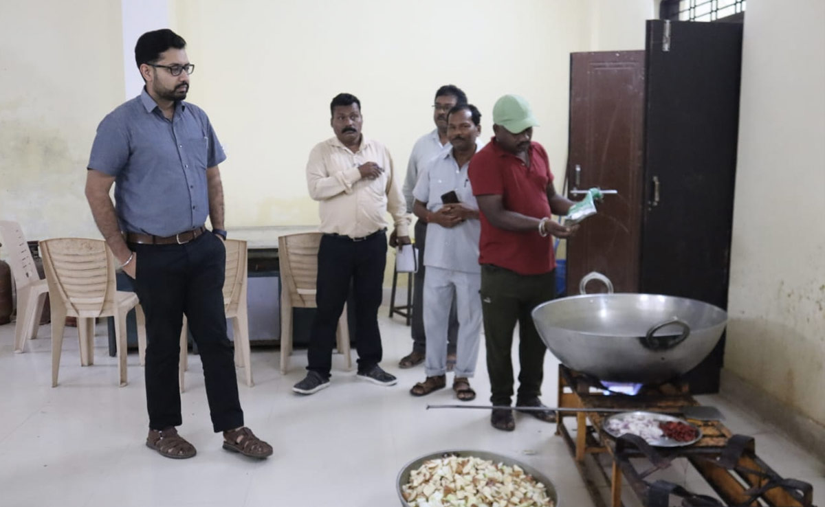 कोरिया : कलेक्टर ने किया छात्रावास का निरीक्षण, व्यवस्था को लेकर छात्रों से किया संवाद
