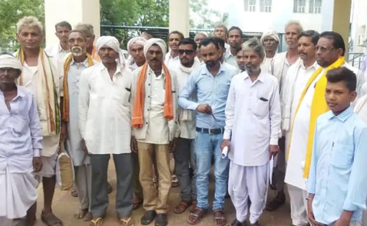 झाड़-फूंक कर अंधविश्वास फैलाने वालों के खिलाफ संत के भक्तों ने सौंपा ज्ञापन