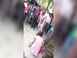 मुजफ्फरपुर में भीड़ के बीच युवक और किशोरी की पिटाई, वीडियो वायरल मुजफ्फरपुर में भीड़ के बीच युवक और किशोरी की पिटाई, वीडियो वायरल