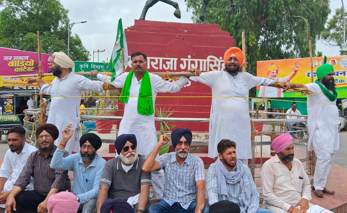 राजस्थान में पानी पर बवाल, किसानों ने खुद को रस्सियों से बांधकर किया अनूठा प्रदर्शन