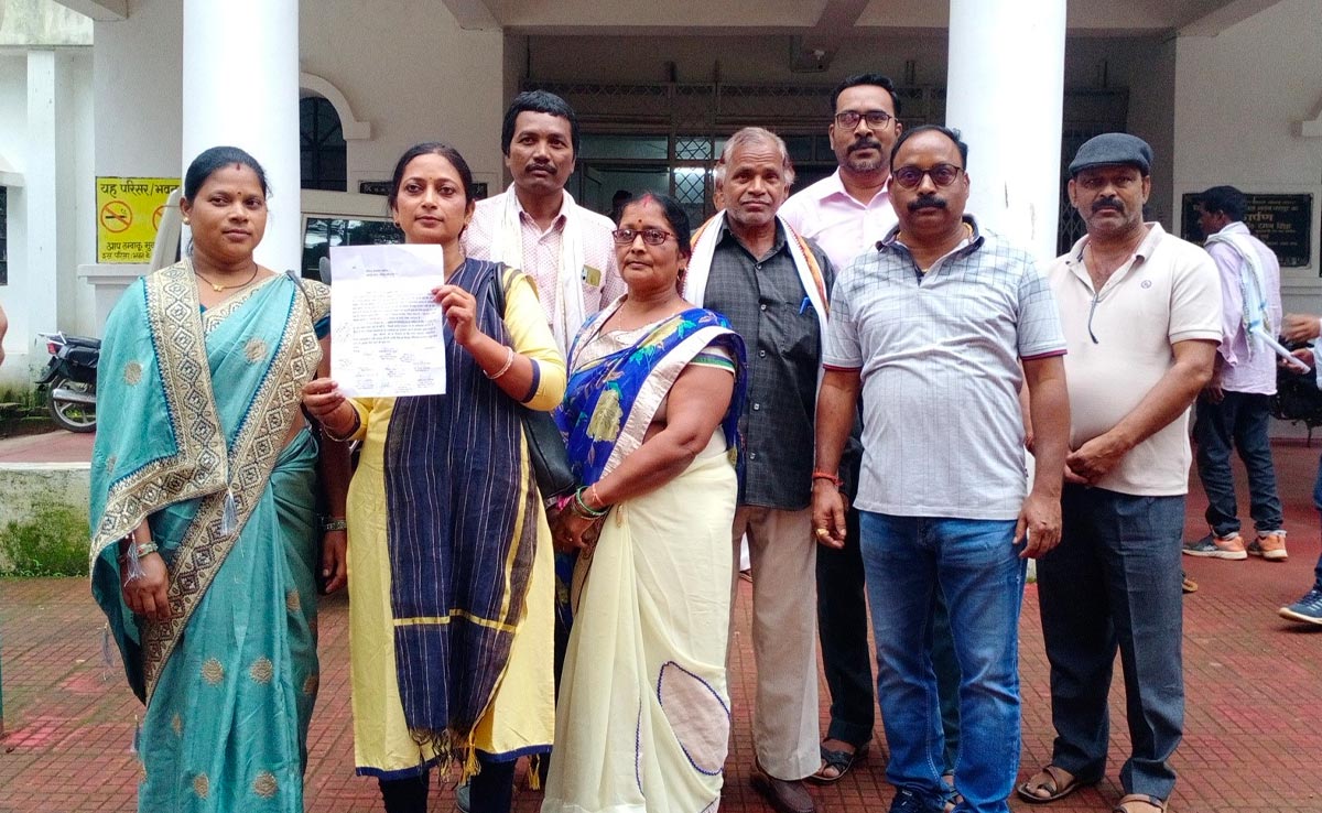 पत्थलगांवः अध्यक्ष के खिलाफ अविश्वास प्रस्ताव, भाजपा पार्षदों ने कलेक्ट्रेट पहुंचकर सौंपा पत्र