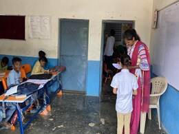 गुना: वेतन की आस में कार्यालयों के चक्कर काट रहे हैं शिक्षक, अब रोजी-रोटी पर भी संकट गुना: वेतन की आस में कार्यालयों के चक्कर काट रहे हैं शिक्षक, अब रोजी-रोटी पर भी संकट