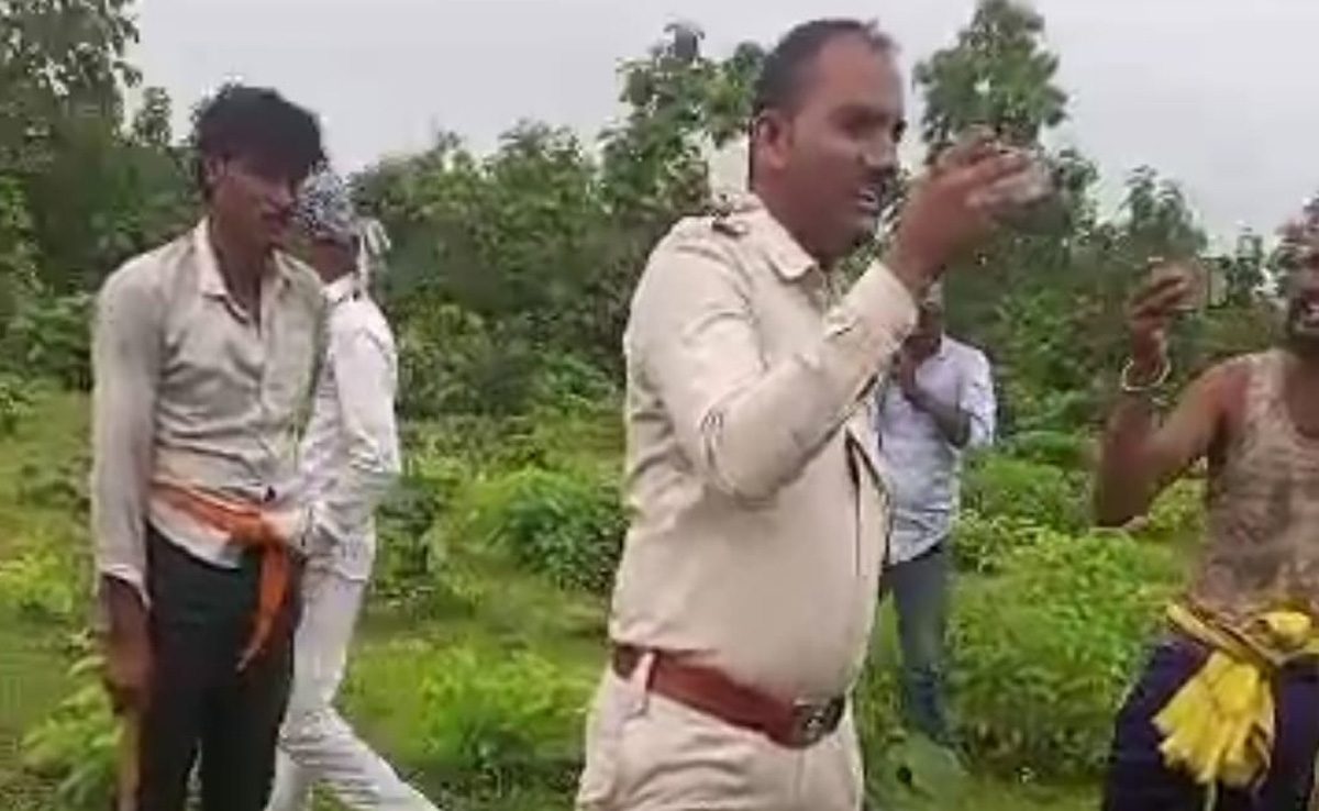 सीहोर : सरकारी जमीन पर अतिक्रमण करने के लिए लड़ रहे दोनों पक्षों पर वन विभाग ने की कार्रवाई
