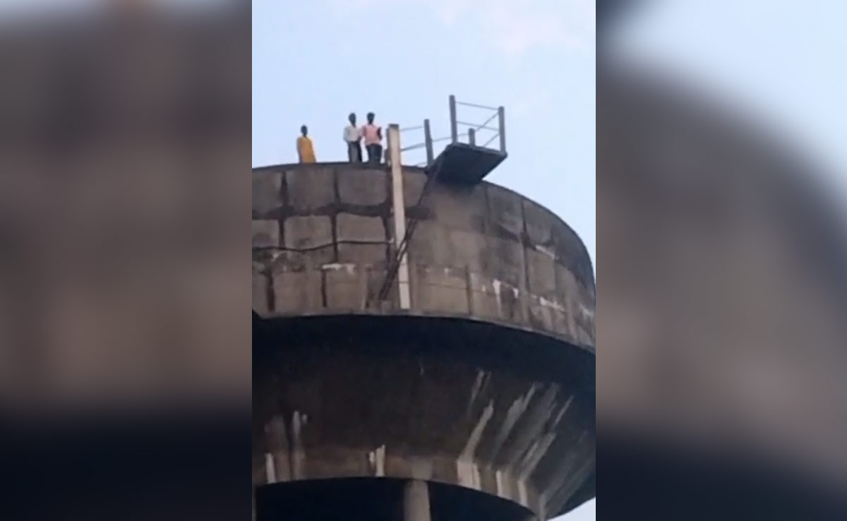 जमीन कब्जा होने पर नाराज पिता, दो बच्चों के साथ पानी टंकी पर चढ़ा, कहा- मरने के अलावा चारा नहीं