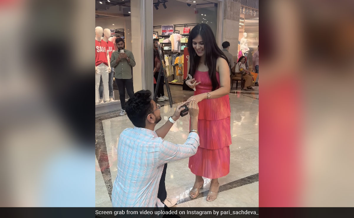 Video: Man Proposes His Girlfriend Inside A Mall, Internet Reacts