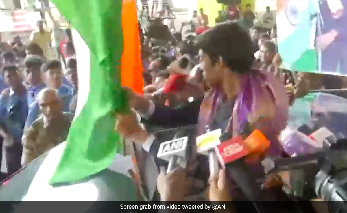 ग्रैंडमास्टर प्रज्ञानानंदा का घर पहुंचने पर हुआ नायकों की तरह स्वागत, बरसाये गए फूल Video Viral