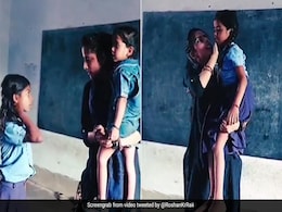 टीचर ने बच्चों को सिखाया 'गुड टच और बैड टच' का मतलब, वायरल हुआ Video, तारीफ करते नहीं थक रहे लोग टीचर ने बच्चों को सिखाया 'गुड टच और बैड टच' का मतलब, वायरल हुआ Video, तारीफ करते नहीं थक रहे लोग