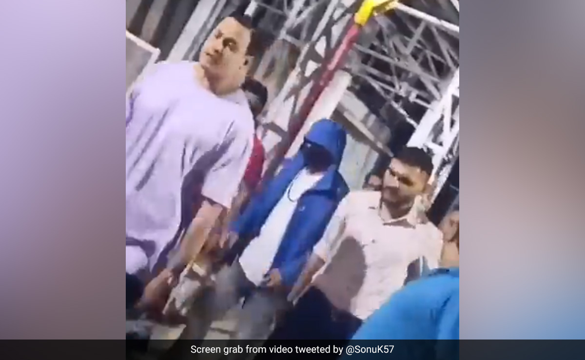 Viral: Shah Rukh Khan Visits Vaishno Devi Ahead Of <i>Jawan</i> Release