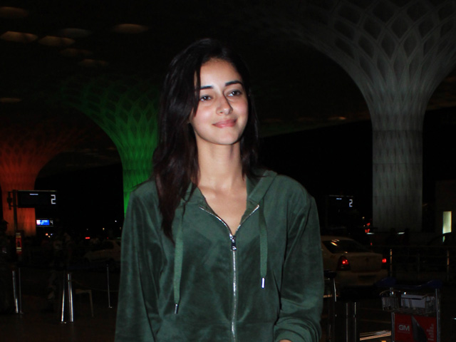 एयरपोर्ट पर पैपराज़ी से अनन्या पांडे का LOL चप्पल वाला सवाल