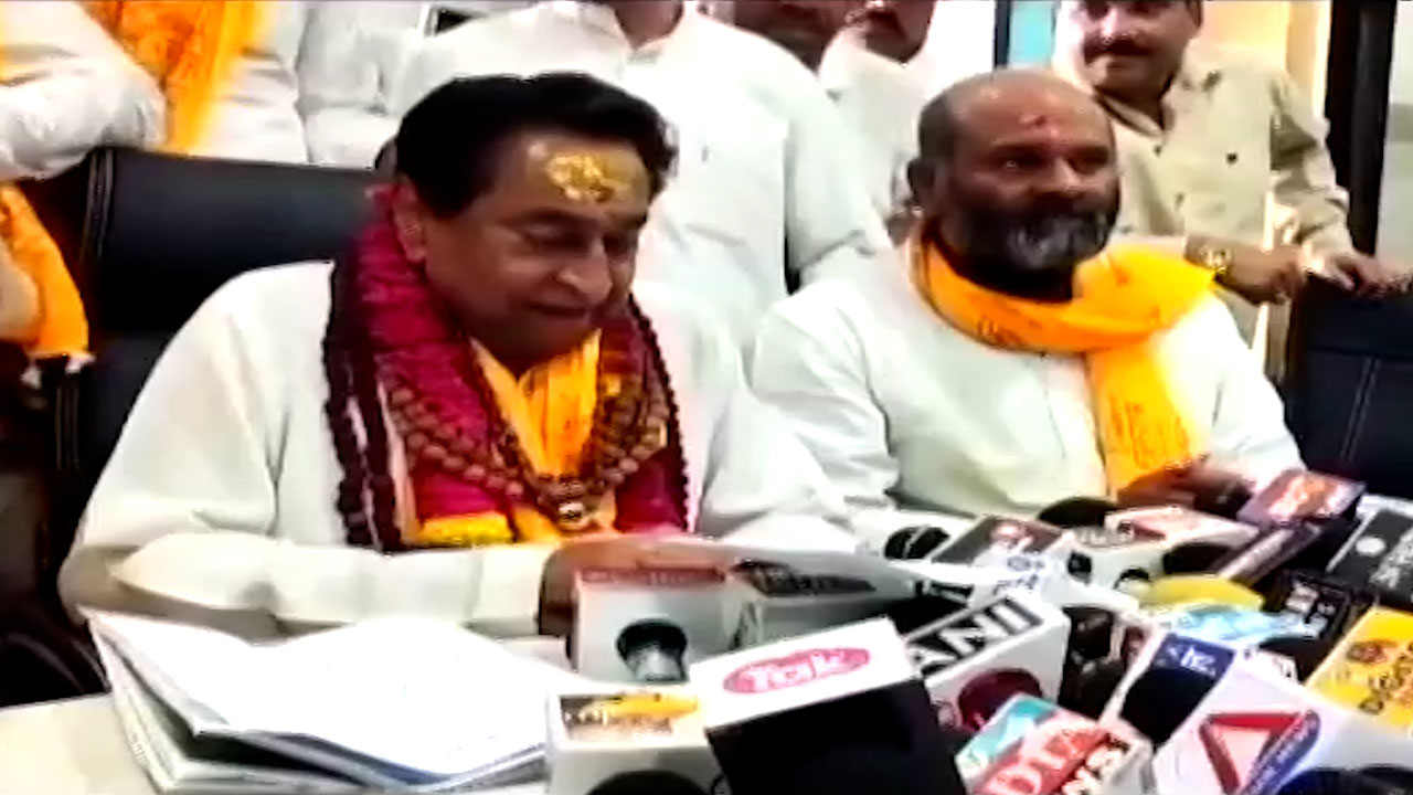 महाकाल की पालकी में शामिल हुए कमलनाथ