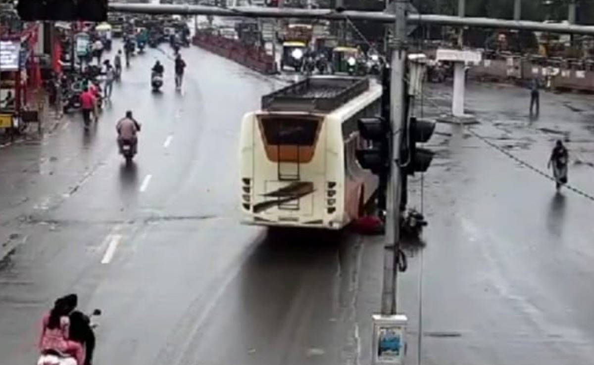 उज्जैन में रॉन्ग साइड से आ रही महिला को बस ने रौंदा, मौके पर ही मौत, वीडियो वायरल