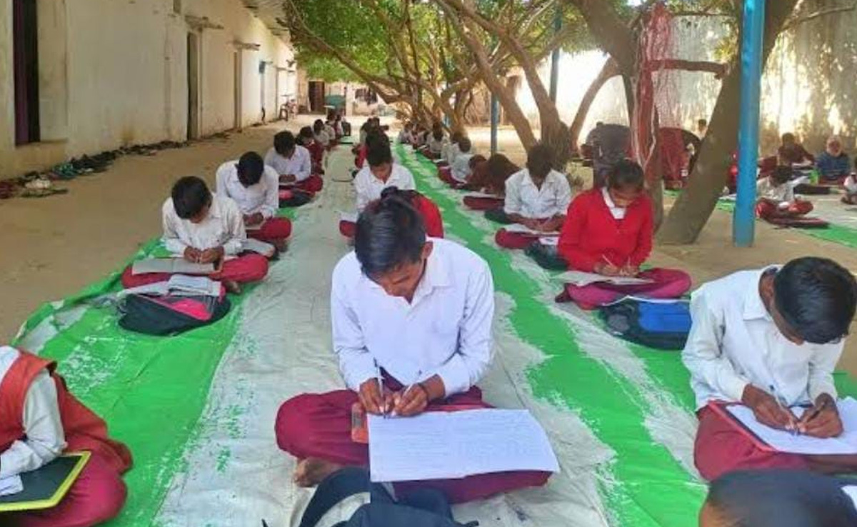 सिंगरौली में अनोखा स्कूल: दोनों हाथों से अलग-अलग विषयों में एक साथ लिखते हैं बच्चे !
