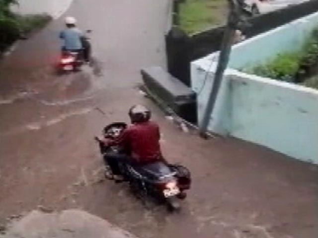 हल्द्वानी में देर रात मूसलाधार बारिश, घरों में घुसा पानी, सड़कें जलमग्न