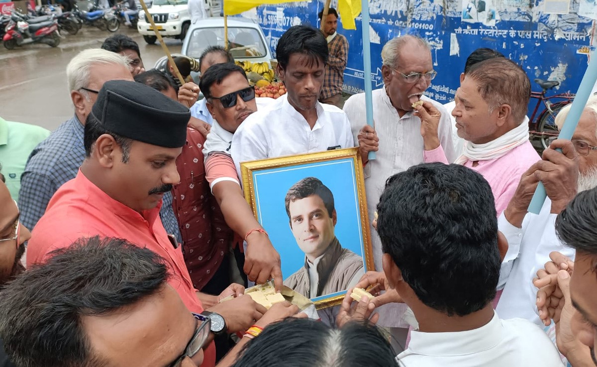 राहुल गांधी की सजा पर रोक : शाजापुर में कार्यकर्ताओं ने मनाया जश्न, जमकर हुई आतिशबाजी
