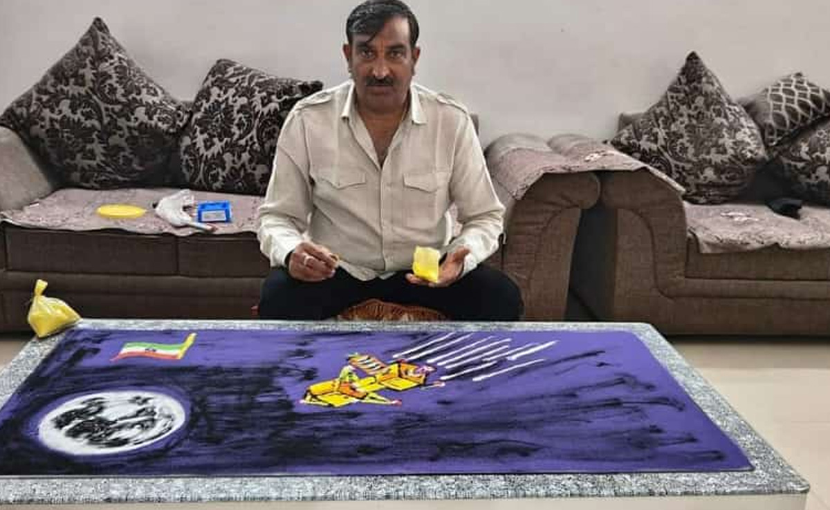 चांद का रोमांच: रंगोली में उकेरे चन्द्रयान-3 की सफल लैंडिंग की तस्वीर