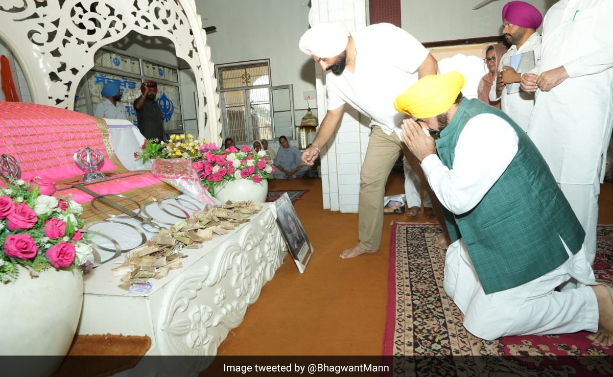 Bhagwant Mann Visits Family Of Soldiers Killed In Leh Accident, Hands Over Relief