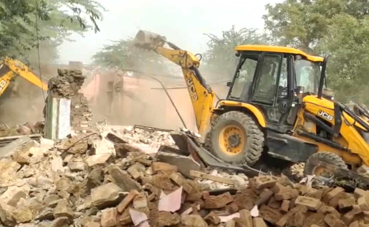 अलवर : अतिक्रमण बताकर उजाड़ दिया गरीब का आशियाना