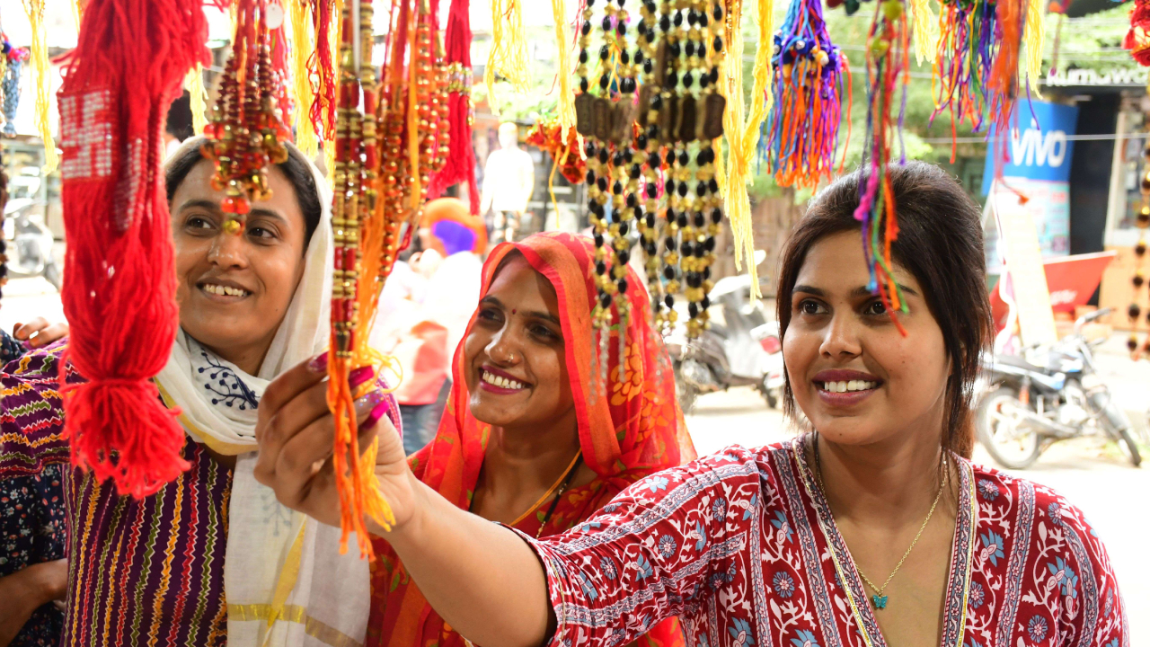 Madhya Pradesh के Bhopal में Raksha Bandhan को लेकर बाजारों में दिखी रौनक