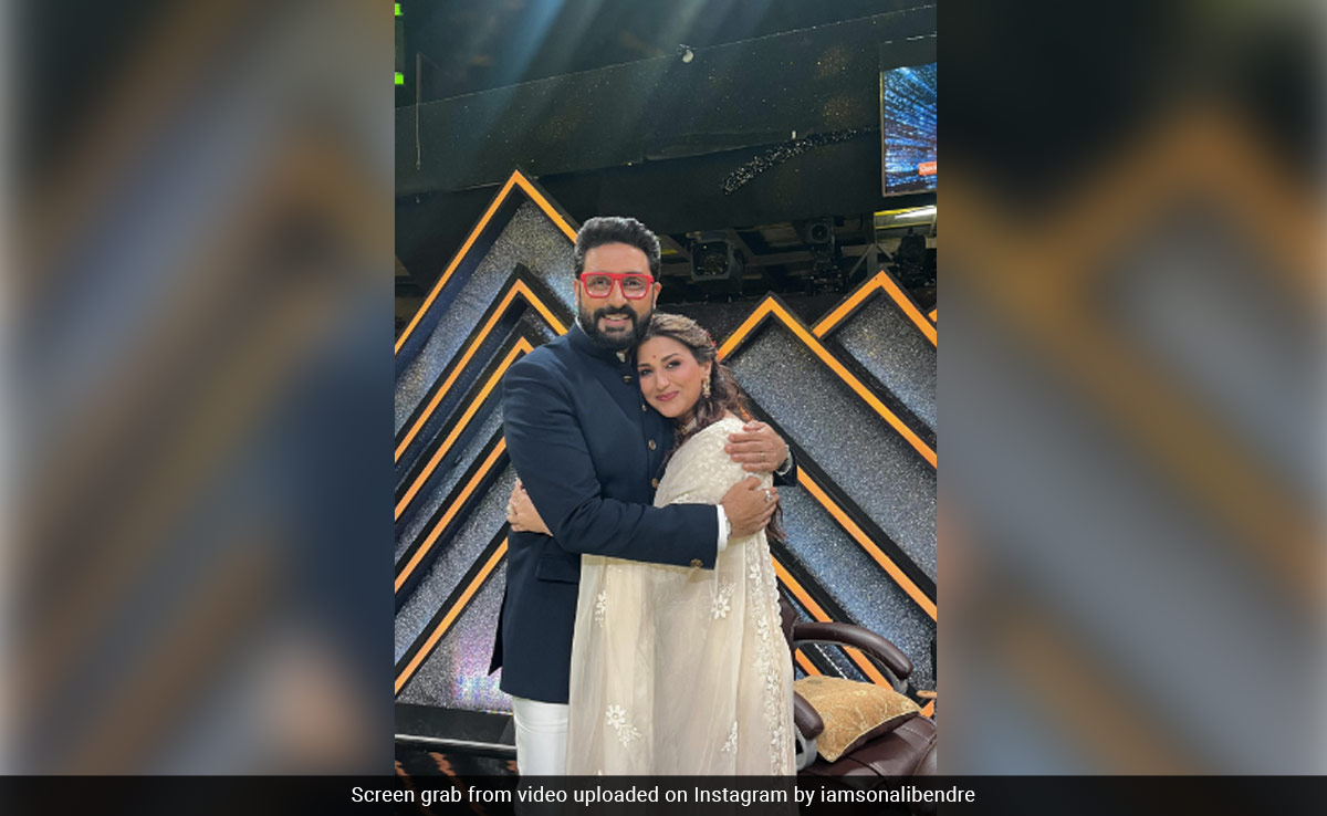 Watch: Abhishek Bachchan And Sonali Bendre Feast On Yummy Pakodas