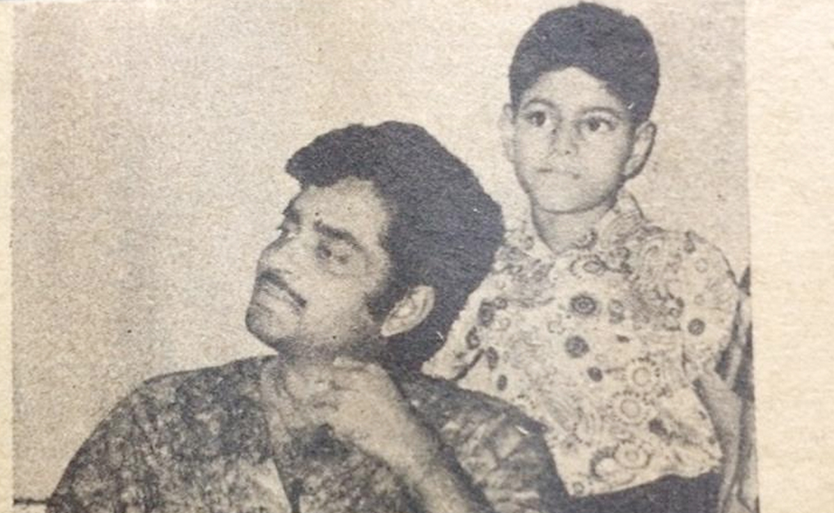 पिता की मौत के सदमे में छोड़ा हिट करियर, कभी ढाबे पर किया काम तो कभी बना चपरासी...शत्रुघ्न सिन्हा के पीछे खड़ा लड़का है सुपरस्टार, पहचाना? पिता की मौत के सदमे में छोड़ा हिट करियर, कभी ढाबे पर किया काम तो कभी बना चपरासी...शत्रुघ्न सिन्हा के पीछे खड़ा लड़का है सुपरस्टार, पहचाना?