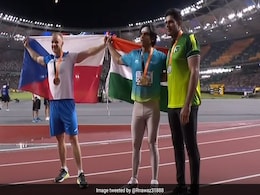 पाक खिलाड़ी के पास झंडा नहीं था तो नीरज चोपड़ा ने अपने पास बुला लिया, लोगों ने कहा- नीरज हीरा है! पाक खिलाड़ी के पास झंडा नहीं था तो नीरज चोपड़ा ने अपने पास बुला लिया, लोगों ने कहा- नीरज हीरा है!